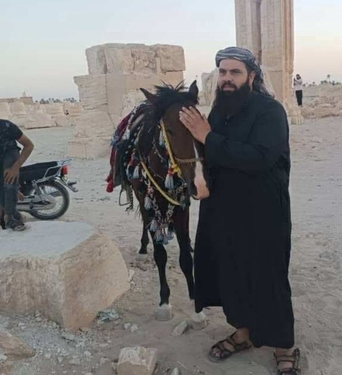 SallyObeid's tweet image. SO WE DON&apos;T PLAY DUMB AND BUY LIES .. ISIS IS THE INTERIM GOV!!

🏴‍☠️PAST ..
Abu Muhammad al-Julani (Ahmed al-Sharaa) did not emerge from the Syrian revolution as an independent rebel commander.
His entry into Syria began as an ISIS operation, funded and directed by Abu Bakr…