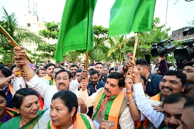 KrVijayShah's tweet image. भोपाल से शुरू हुई 'जनजातीय गौरव यात्रा', मुख्यमंत्री डॉ. मोहन यादव के नेतृत्व में। यह रथ जनजातीय संस्कृति, आत्मनिर्भरता और विकास के संदेश को हर कोने तक पहुँचाएगा, और हमारी समृद्ध परंपराओं पर गर्व का अहसास कराएगा।
#CulturalPride #mptour #janjatigauravdiwas