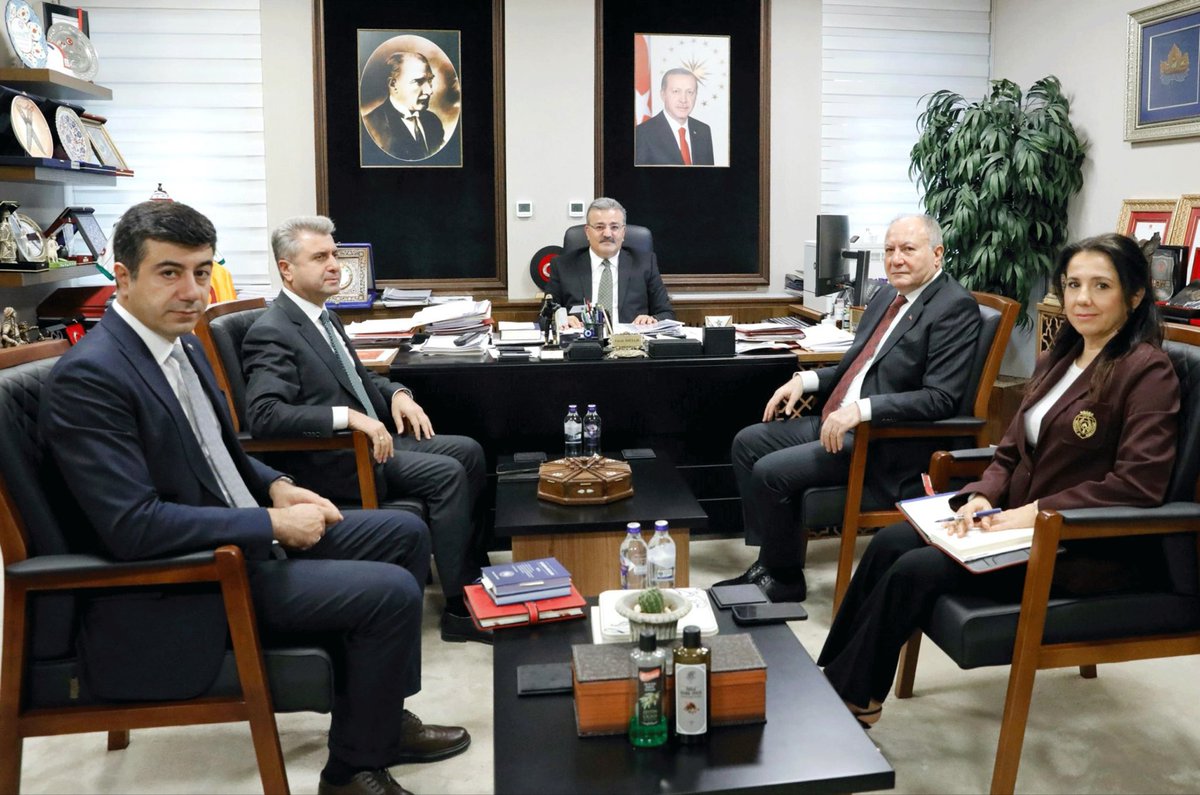 Çalışma ve Sosyal Güvenlik Bakan Yardımcısı Sayın <a href="/farukozcelikgsb/">Faruk Özçelik</a> ve Çalışma Genel Müdürü Sayın Mehmet Baş,
 TÜRK-İŞ, HAK-İŞ ve DİSK’in temsilcileri ile bir araya geldi.
❌Sendikalar Görüşmede söz  verdiğiniz taşeronu kadroya alın dediniz mi.? 
✅Eski Bakan Vedat Bilgin 2022