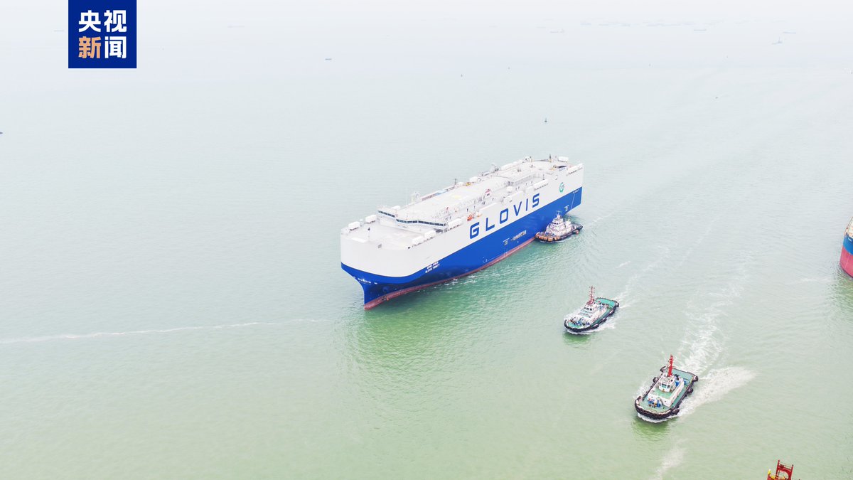 A new China-built LNG dual-fuel car carrier was delivered Tue to its South Korean buyer in Guangzhou. With a capacity of carrying 8,600 vehicles, the ship is equipped with an intelligent system that enables smart management of navigation, engine room operations &amp; cargo handling.