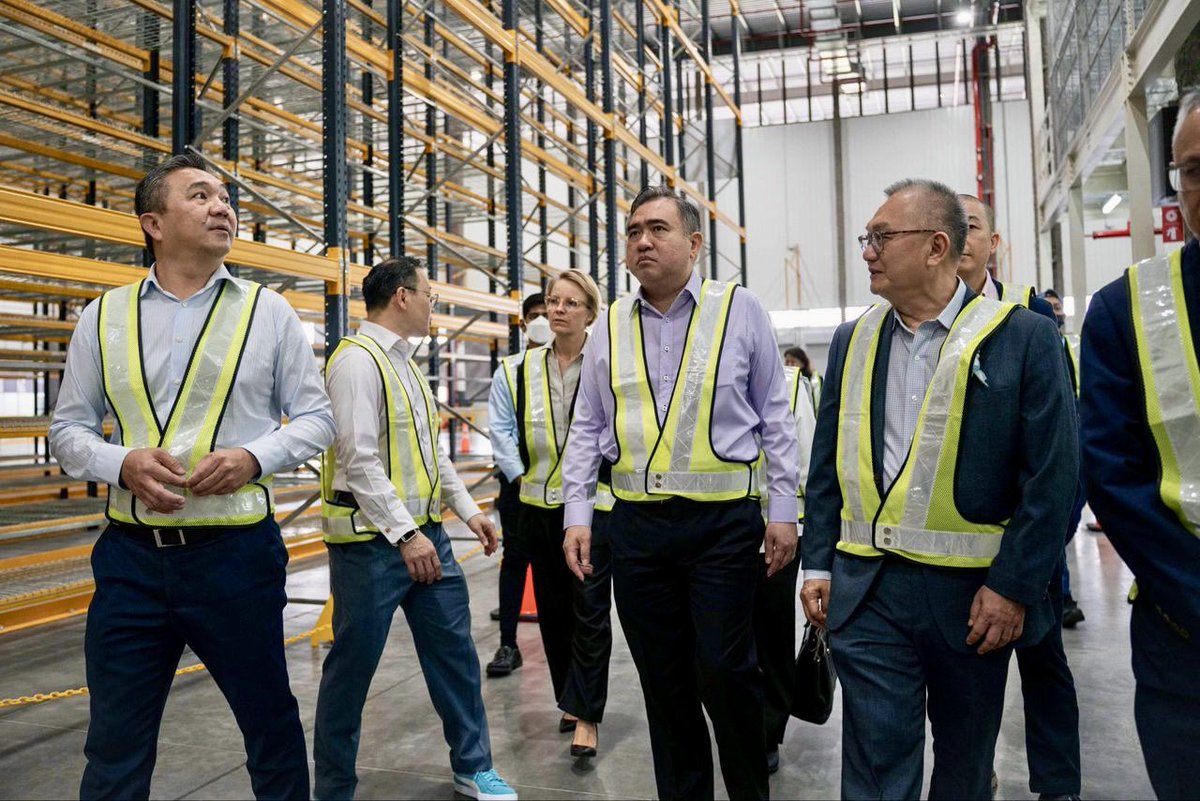 Thrilled to have YB <a href="/anthonyloke/">Loke Siew Fook</a> for the launch of <a href="/Maersk/">Maersk</a>’s 180,000 sqm Mega Distribution Centre, the largest in Asia Pacific! This state-of-the-art facility strengthens Malaysia's position as a strategic logistics &amp; trade hub, seamlessly connecting key ports across the region!