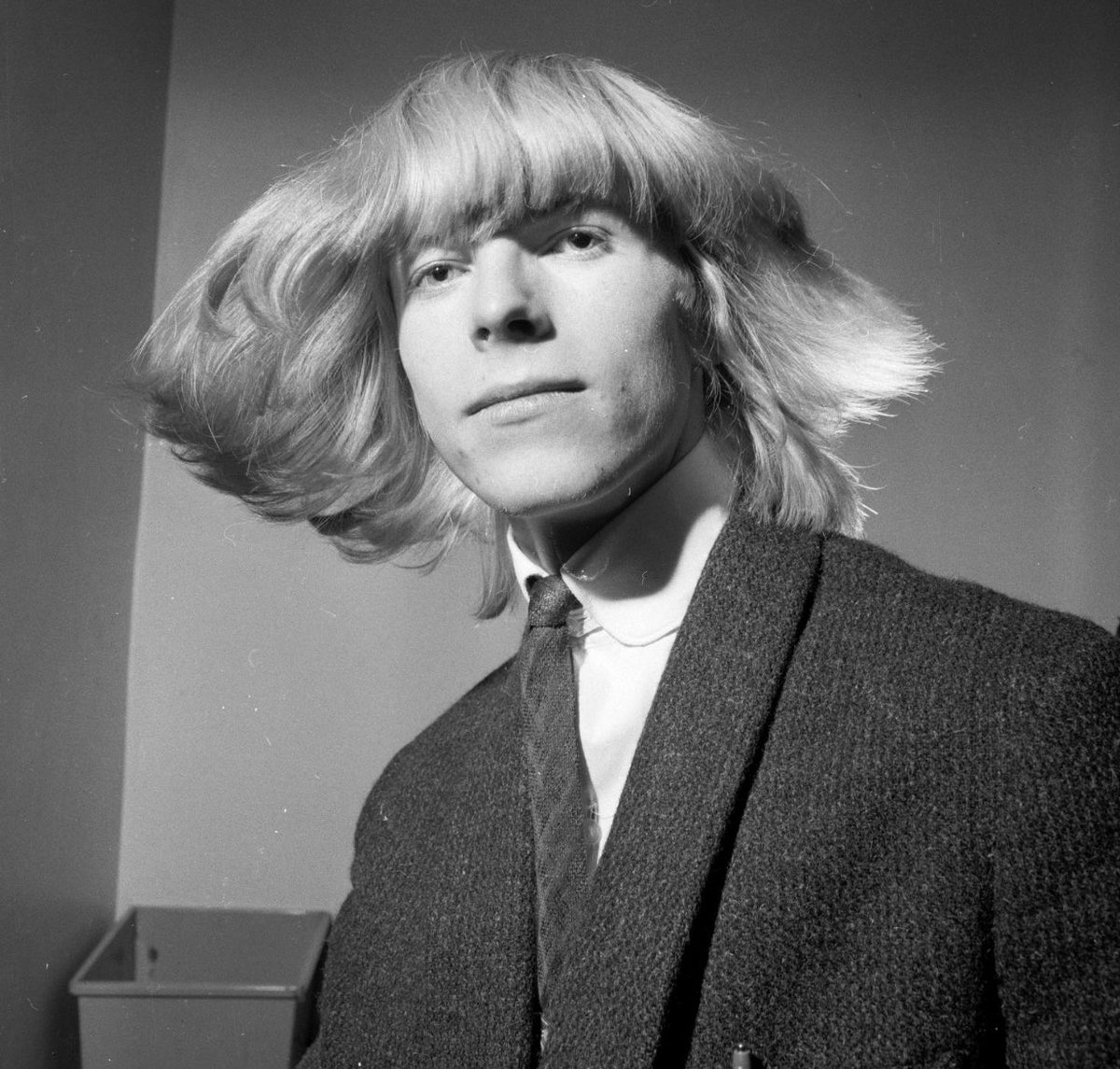 David Bowie made his first appearance on national TV giving an interview, today in 1964.

He was part of a group representing the Society for the Prevention of Cruelty to Long-Haired Men.

He was living with his parents at Plaistow Grove in #Bromley &amp; in the band The Manish Boys.