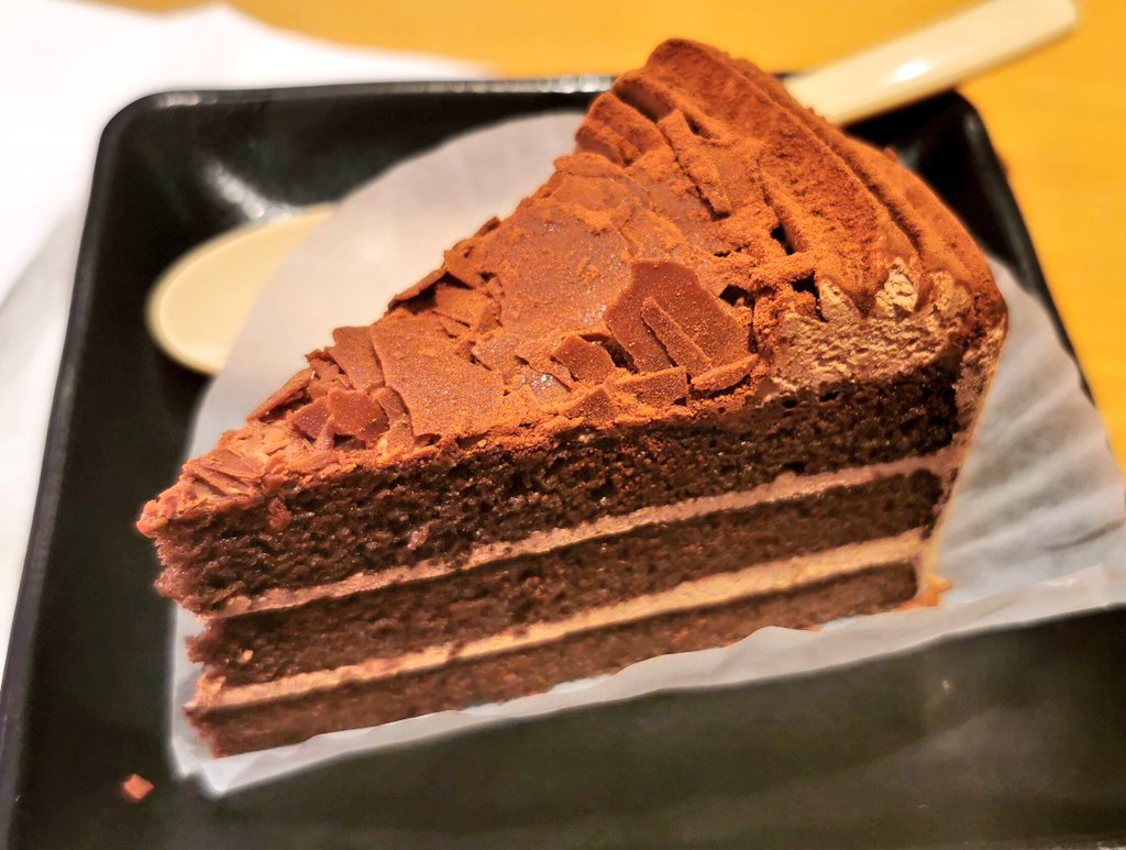 Ich esse gerade sehr gerne Sushi, deswegen wird es viele Sushi Bilder geben.

Vor ein paar Tagen gab es bei Sushiro Lachs mit Mozzarella und Pesto, Avocado und Zwiebeln, sowie Krebsramen und Schokokuchen 💜