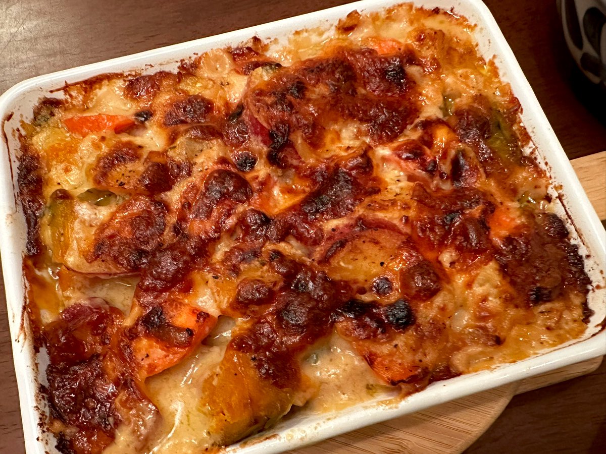 過日夕餉。葡萄の白和え。伊予牛のステーキ＆焼き長茄子のサラダ。根菜の酒粕クリームグラタン。頂きものの赤ワインとパン。近所の市場で安くて新鮮な素材を買って料理する愉しみ。皿は砥部の中田窯。#のばら食堂 #松山