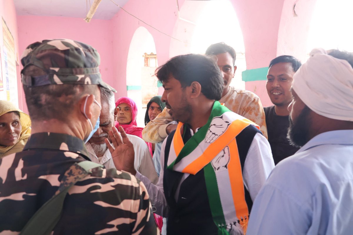AlamTauquirJNU's tweet photo. कल मतदान के दिन अलग-अलग मतदान केंद्रों का निरीक्षण किया। हर बूथ पर कांग्रेस-महागठबंधन के पक्ष में जबरदस्त माहौल था।
#बरारी #बरारी_विधानसभा
#barari #bararividhansabha https://t.co/MhURXu2ql4