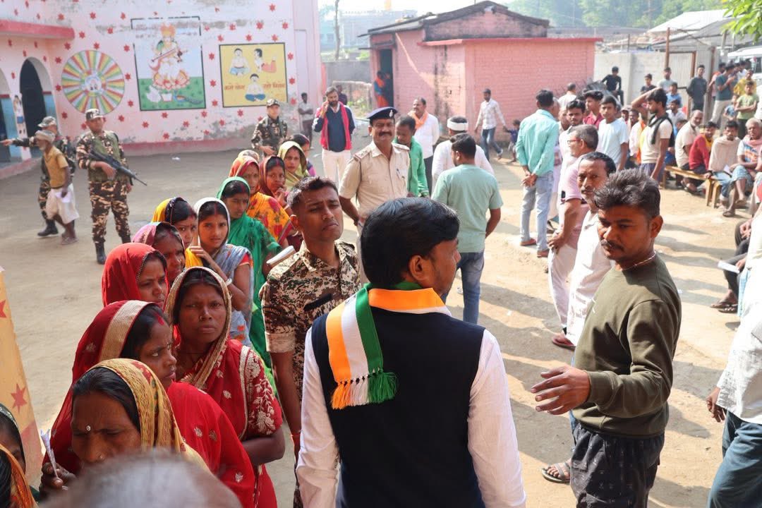 AlamTauquirJNU's tweet photo. कल मतदान के दिन अलग-अलग मतदान केंद्रों का निरीक्षण किया। हर बूथ पर कांग्रेस-महागठबंधन के पक्ष में जबरदस्त माहौल था।
#बरारी #बरारी_विधानसभा
#barari #bararividhansabha https://t.co/MhURXu2ql4