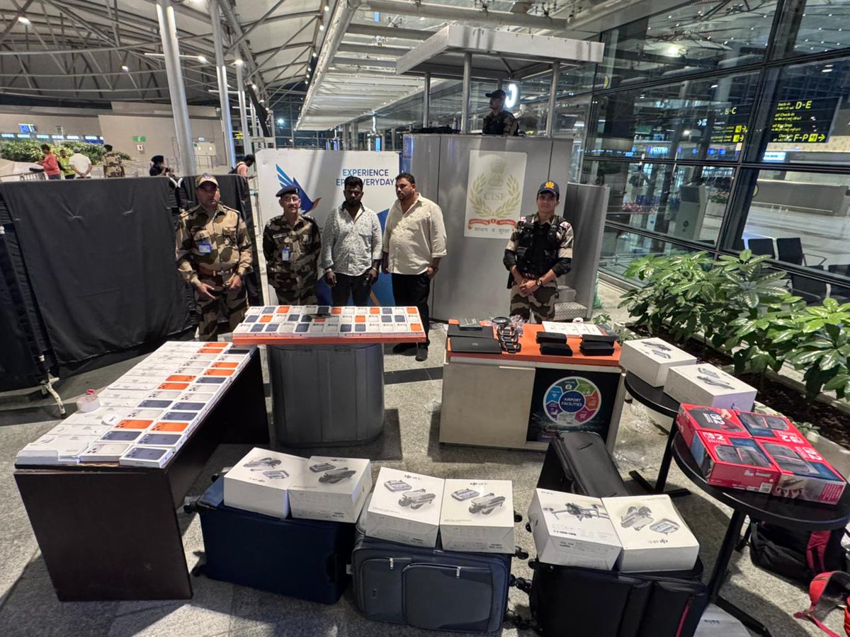 CISFHQrs's tweet image. CISF Foils Attempt; Seizes 1.4 Crores Value Electronic Goods at Hyderabad Airport

Alert CISF personnel at #Hyderabad Airport, through meticulous passenger #profiling, noticed two international passengers behaving suspiciously near the airport area after their arrival from Abu
