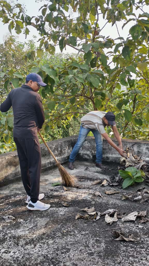 dc_sahibganj's tweet photo. झारखंड राज्य स्थापना के 25 वर्ष पूर्ण होने के अवसर पर आज “सुबह-ए-झारखंड” कार्यक्रम के तहत प्रखंड कार्यालय परिसर एवं नगर पंचायत कार्यालय, बरहरवा में सभी पदाधिकारियों व कर्मियों द्वारा संयुक्त रूप से स्वच्छता अभियान चलाया गया। 
#झारखंडके25साल 
@JharkhandCMO @prdjharkhand https://t.co/p2M25mSwKD
