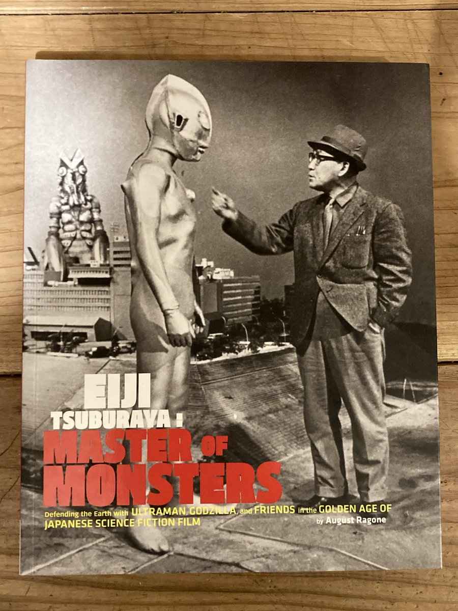 新入荷の大判の本を棚に出しました。 円谷英二の洋書のカバーは