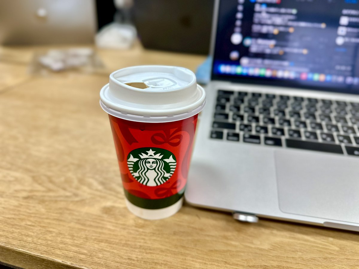 全社員出社でのミーティング前に
弊社COOがみんなにスタバを買ってきてくれました。
ほっと休憩〜〜👼♡