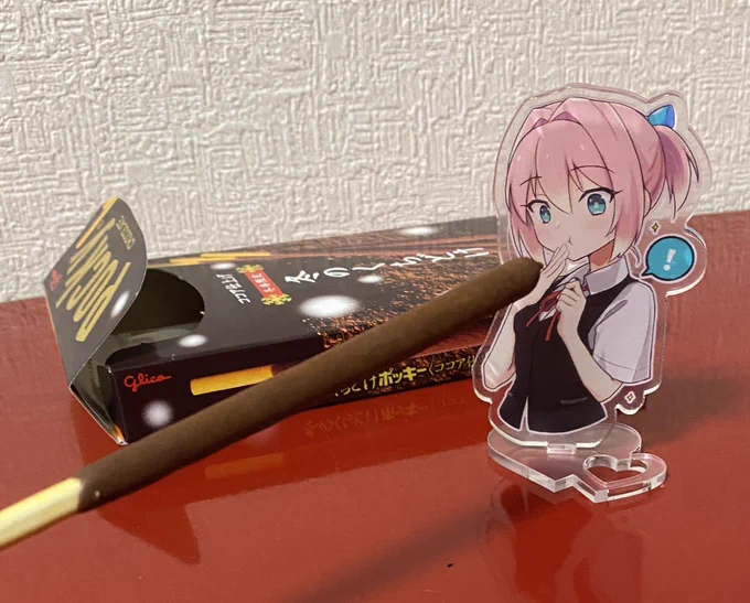 昨日ポッキーの日だったから不知火アクスタと撮ってみたけど、ただの狂人の写真になった ほうらぬいぬい、ポッキーをお食べ…