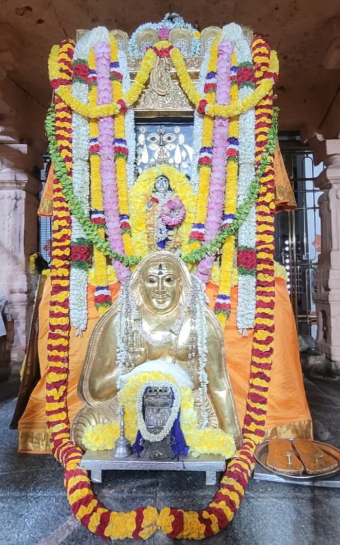 Jaggesh2's tweet photo. ಇಂದಿನ ರಾಯರ ಬೃಂದಾವನ ಅಲಂಕಾರ ದರ್ಶನ 🙏 https://t.co/tvsxZaqIIY