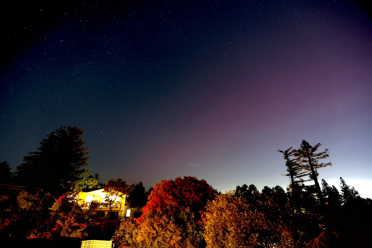 newsfroggie's tweet photo. A little bit of the Northern Lights coloring the skies tonight as seen from Walnut Creek, Ca. The beacon is lit for Veteran’s Day atop Mount Diablo as the Aurora Borealis brushes the night sky next to it. https://t.co/GpWKxNu0D4