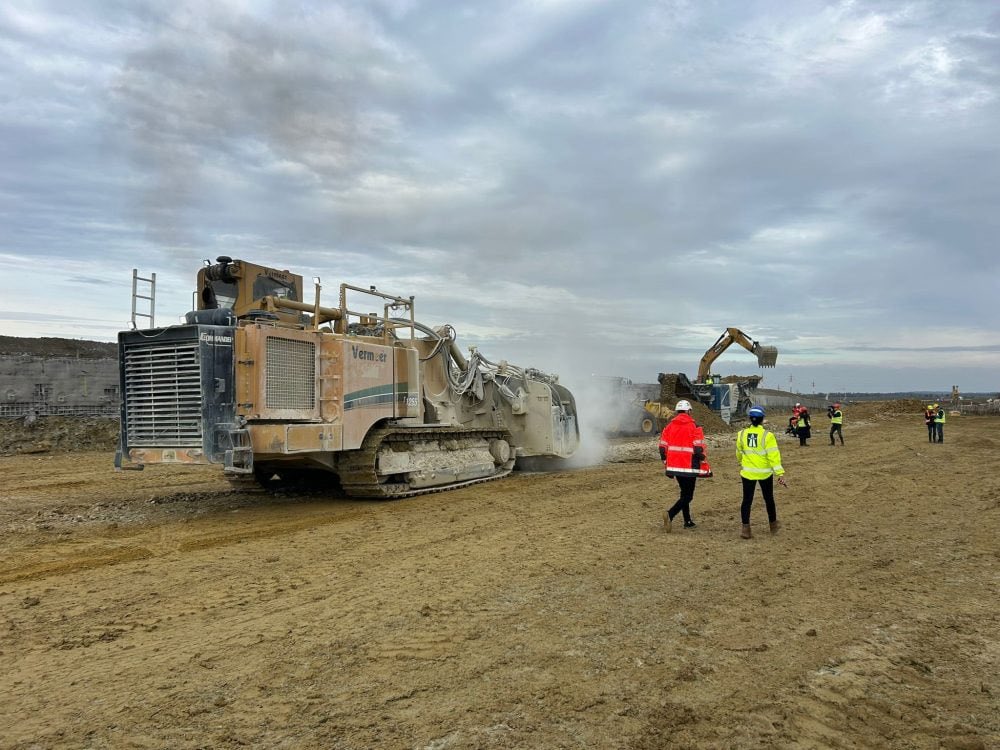 Fréza s diamantovými hroty jako jediný nástroj. Stavbu dálnice u Litomyšle komplikuje tvrdá hornina. 🔊🔴➡️ irozhl.as/ywI