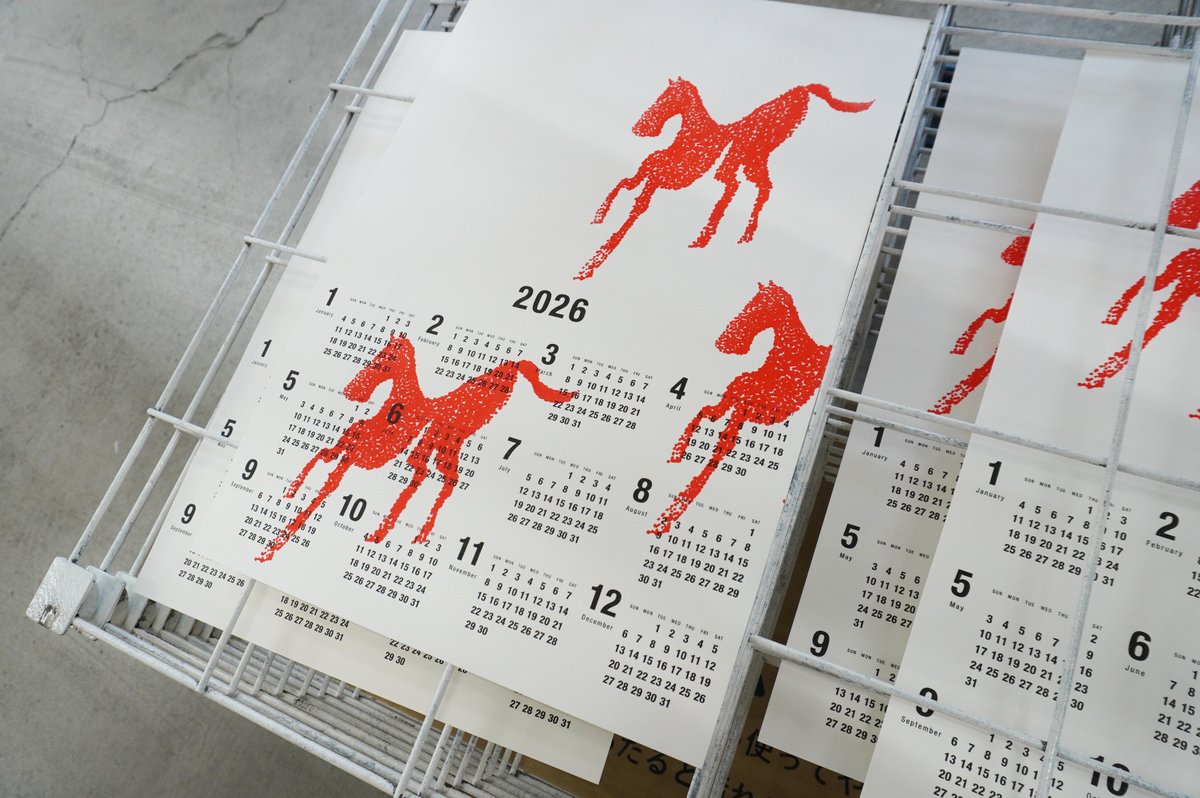 【#みんなのスリマッカ】
SURIMACCAインクのレッド×TOKYOの二色重ね刷り🐎
単色の部分と色が重なっている部分があり、シルクスクリーンならではの良さが出ています🎈
文字の上に重ねてもおもしろいですね✨

来年のカレンダーの準備はもうできましたか？📅