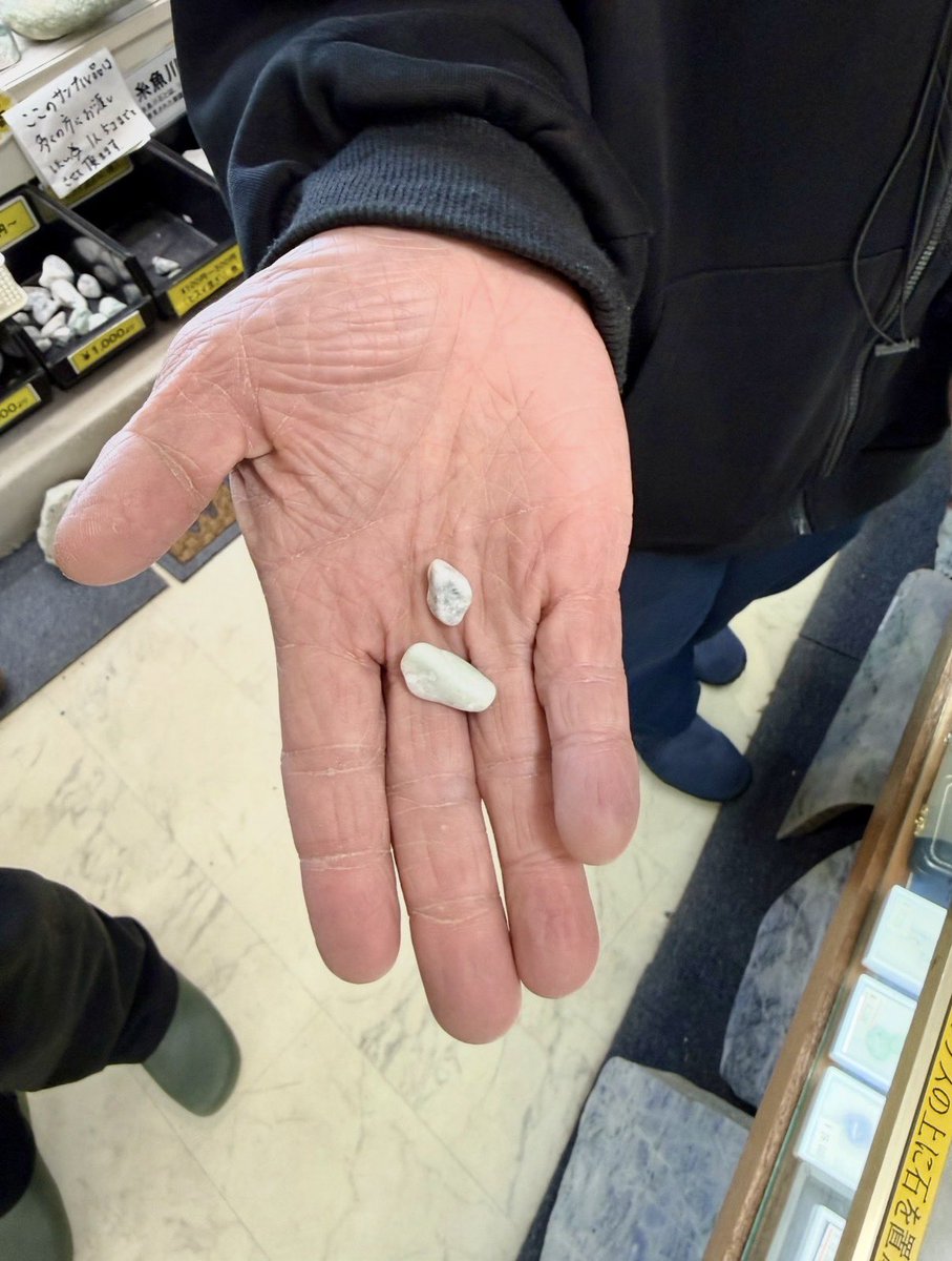 お客さんがゲット‼️ こちらの方は今回2つ翡翠を拾われました😁👍 1つ