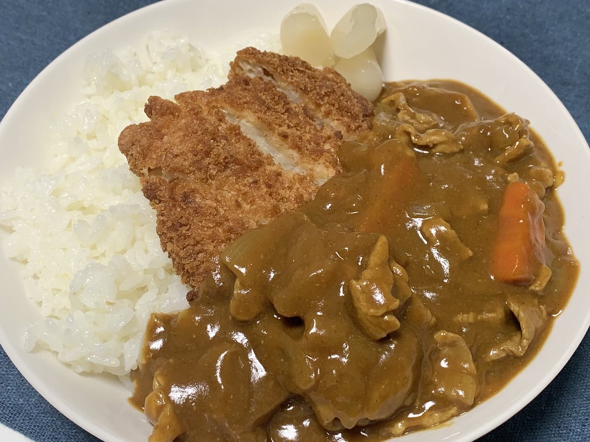 kikomotu's tweet photo. 揚げ物以外でカレーに合うトッピングと言ったら？ https://t.co/TAkGBhBMOr