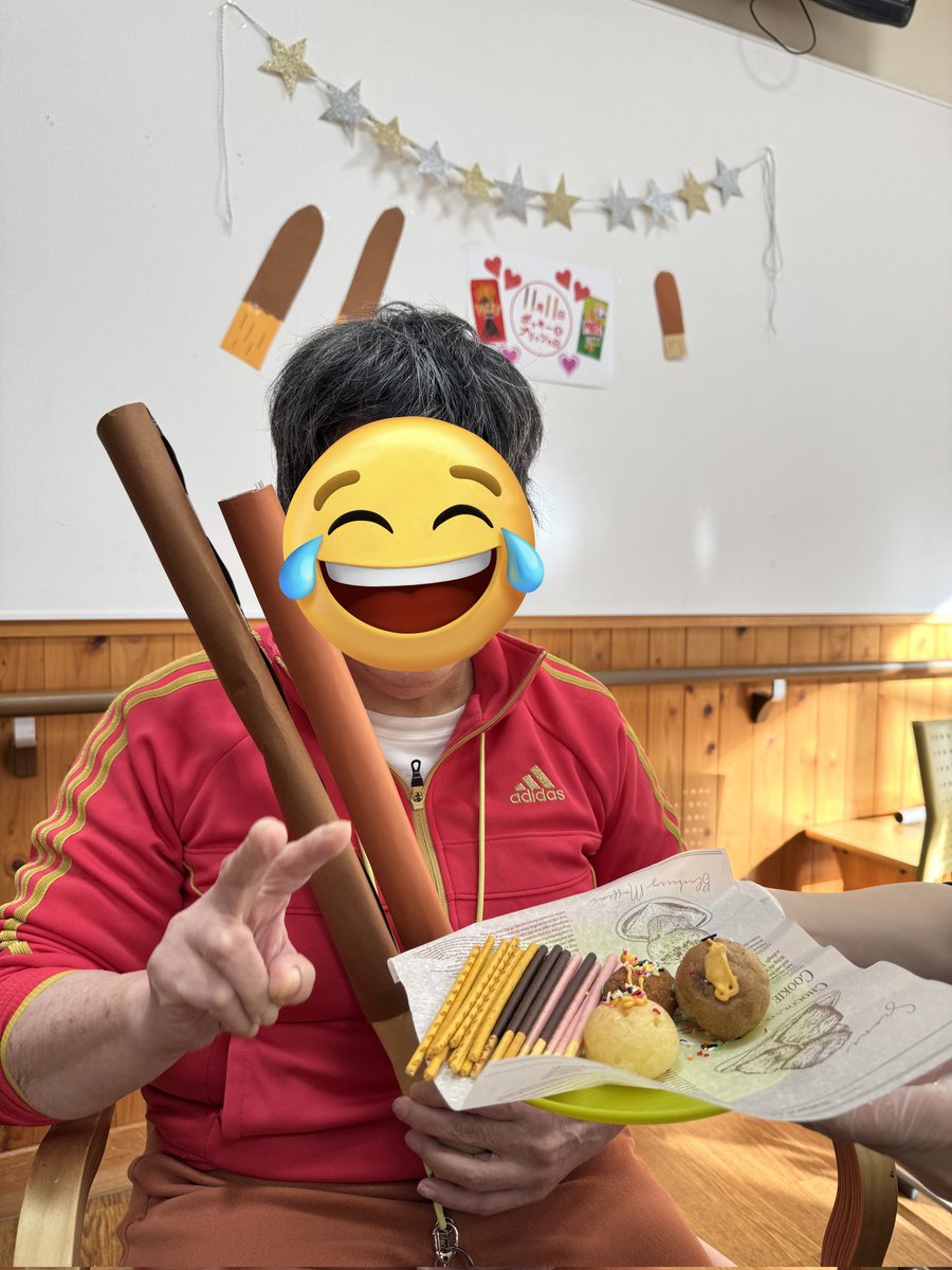 2002Cowboy's tweet photo. 昨日はポッキーの日ということでおおなろ園ではポッキーパーティーをしました🍫
皆思い思いのデコレーションをして食べるだけではなく、見て楽しめるパーティーでした✨☺️
#おおなろ園
#昭和会
#ポッキーの日 https://t.co/yvQXp7dzYV