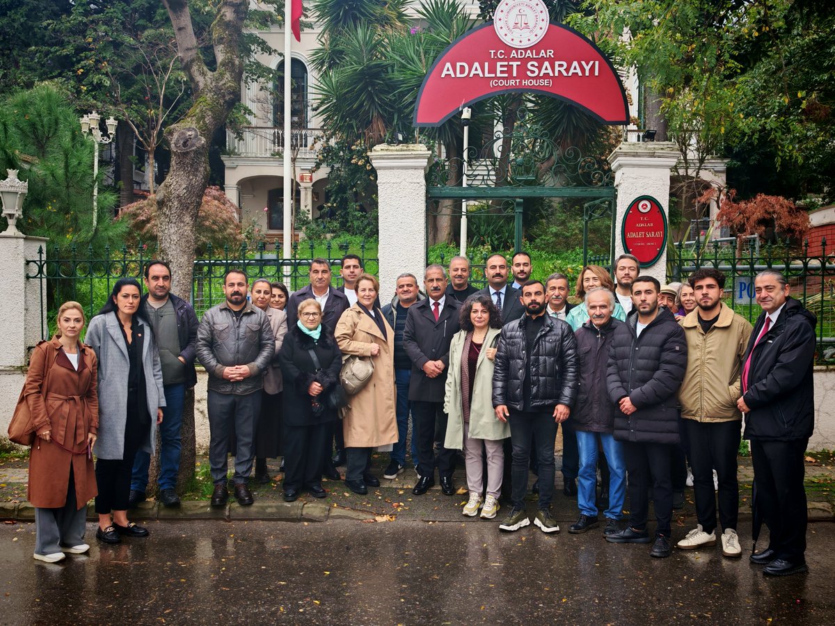 Mülkiyeti İstanbul Büyükşehir Belediyesi’ne ait Şehir Hatları Büyükada İskelesi’nin üst katında 2021 yılında meydana gelen olaylar dolayısıyla benim ve Heybeliada sakinimiz Siber Tunçberk hakkında açılan dava sonuçlandı. Adalar Asliye Ceza Mahkemesi görülen dava neticesinde