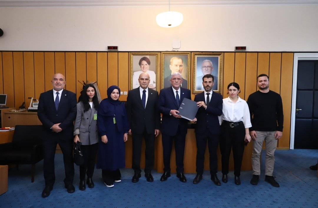 Sayın Talat Yavuz, anlayışınız ve desteğiniz için teşekkür ederiz. Mülakat mağdurları olarak 1 yıldır hiçbir siyasi partiye bağlı kalmadan mücadelemizi sürdürdük. Birçok parti ile görüşme gerçekleştirdi. Bu mücadeleyi siyaset üstü bir duruşla öğretmenler olarak sürdürmekteyiz.