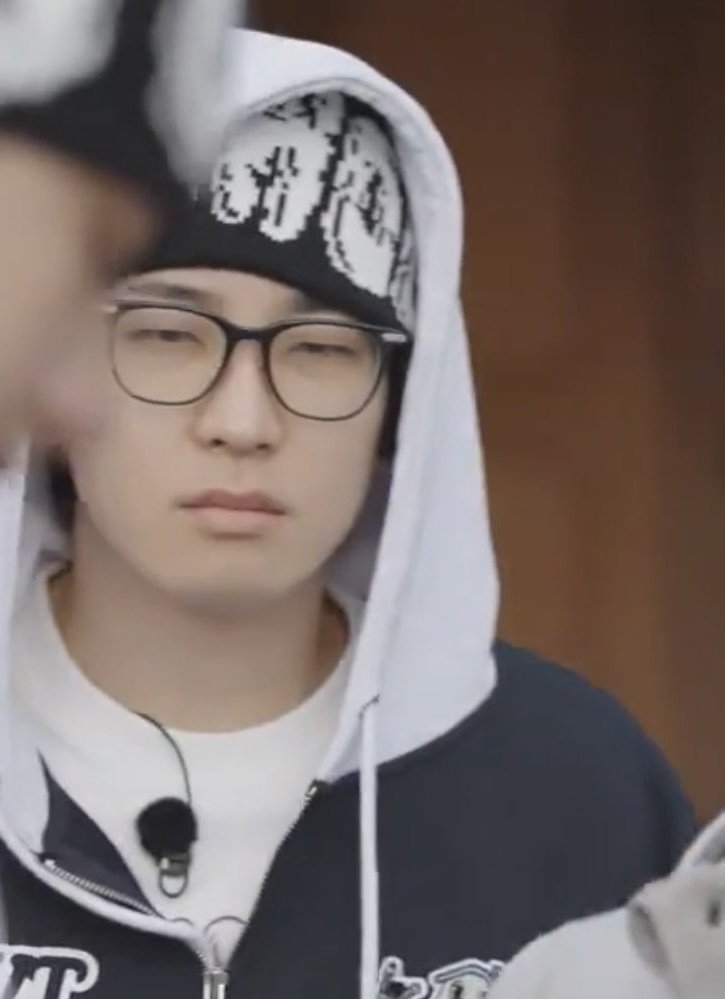 : ค..เค้าเสียงดังหรอ
: อือ
: ขอโทษครับ
: อือ
: ตัวเล็กตื่นไหมครับ
: ยัง แต่นมหมดแล้ว  เธอชงนมให้ลูกหน่อย
: ได้ค้าบบ แล้วคุณแม่จะกินไรไหม
: ไม่กิน แต่เงียบหน่อย
: อุ่ย