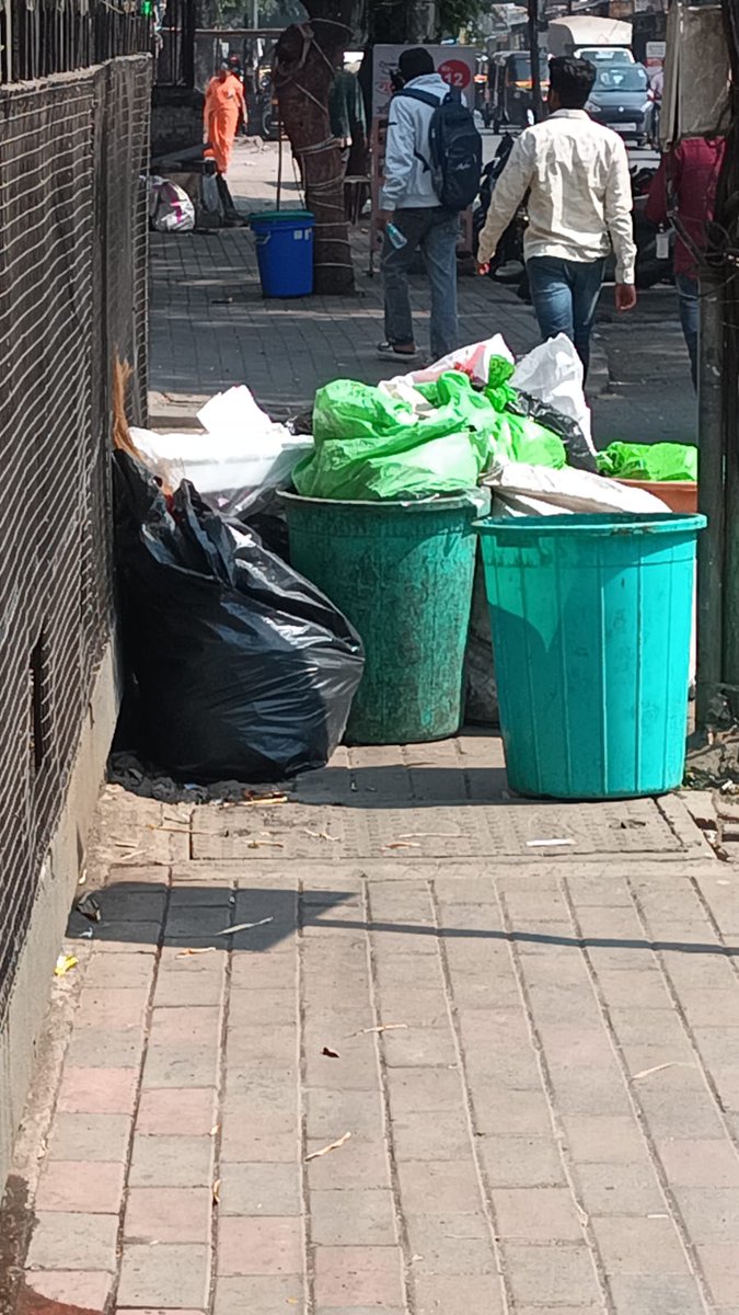 abdulnadaf786's tweet photo. Sthal - Senapati bapat road 
Time -12:17
@PunePmc @mohol_murlidhar @abpmajhatv this is an everyday story, garbage pickup doesn't happen till 12-2pm.I hope PMC and local vendors will look into it https://t.co/Gq5ZLC70eE