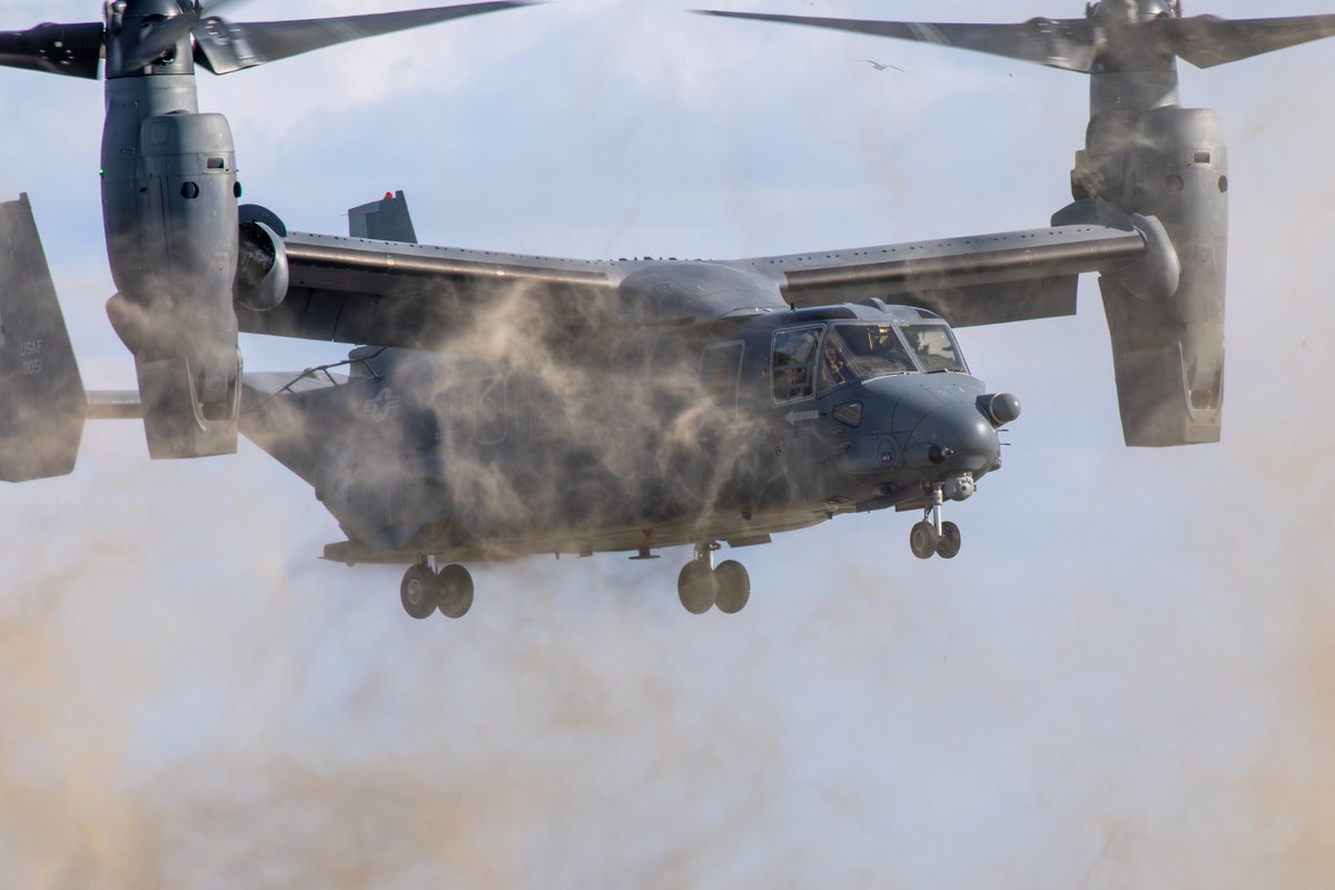 hogehogenaoyan's tweet photo. 三沢基地
天ケ森射爆場R130ドローンレンジでF2待ってたら米軍さんのオスプレイがグルグル始めたので撮ってたら、姿を見つけたのか基地に戻る前に一度、目の前の砂浜に降りてきてくれて、そのまま基地に戻った😊
これってオイラにサービスだよね?🙄😅
CV-22B 08-0051
#三沢基地
#R130
#RJSM https://t.co/u3JYquuCBN