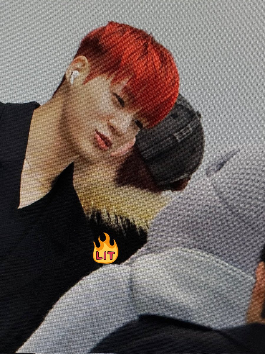 Look at this pouty jeno!!! What are they talking about, am so nossyyyyy