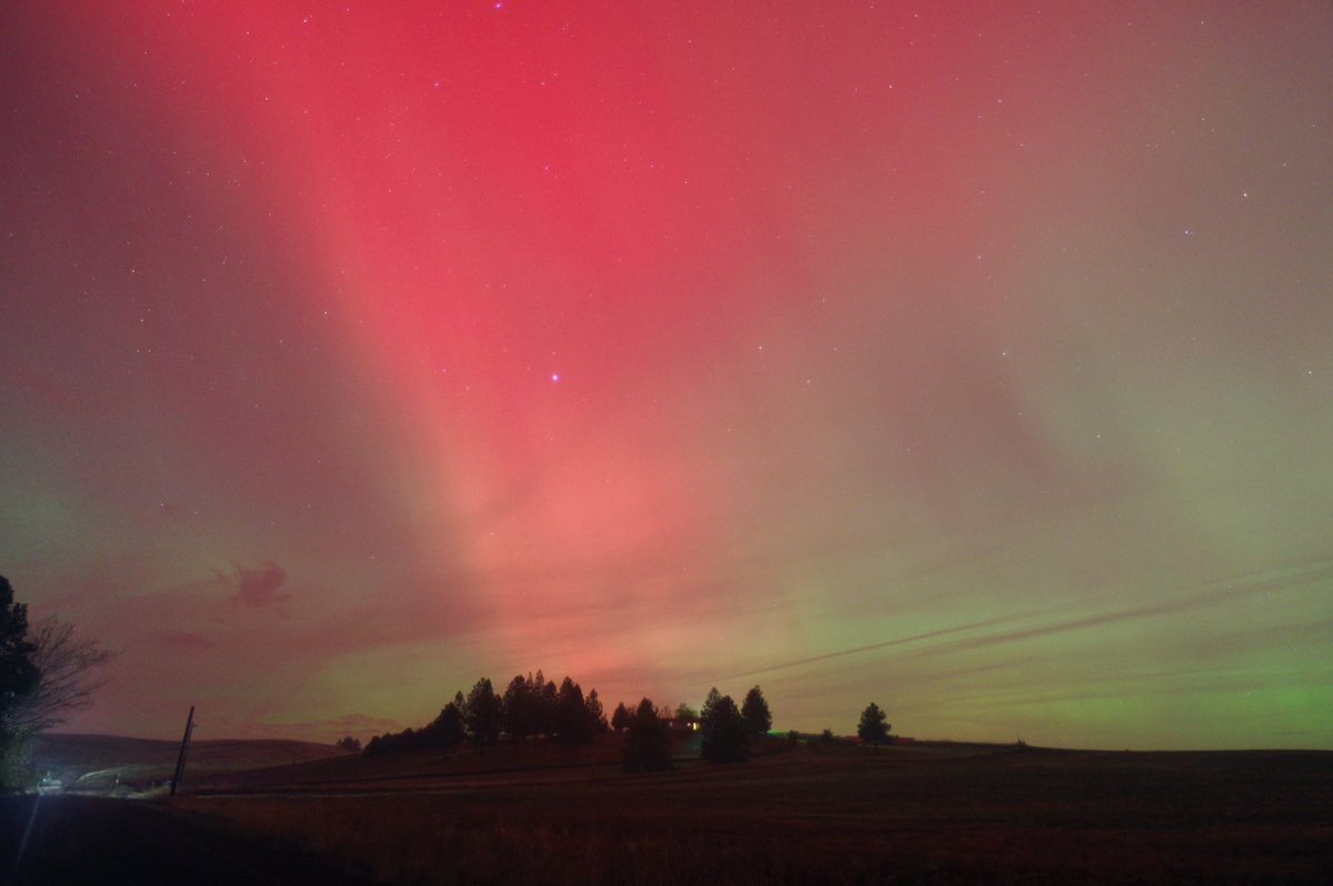 pmwagner's tweet image. Some favorite shots of the northern lights from tonight. I grabbed the wrong wide angle lens for my DSLR on the way out, so I had to rely on my phone for a few of these. #Aurora #spokane