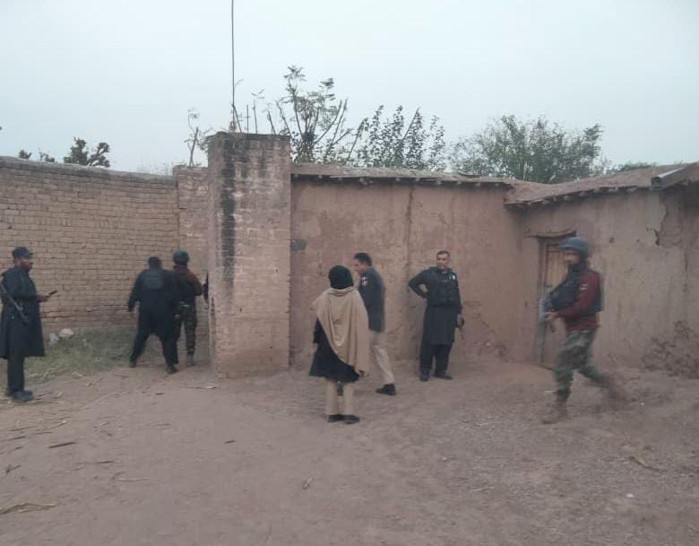 PeshawarCCPO's tweet photo. متنی پولیس کا ٹارگٹڈ سرچ اینڈ سٹرائیک آپریشن!

ادیزئی، شریکیرہ و ملحقہ علاقوں میں کارروائی کے دوران متعدد ملزمان گرفتار

3335 گرام آئس، 2 پستول و کارتوس برآمد 💥

ملزمان: راز محمد، شاہ سوار، اعجاز، موسیٰ، مرتضیٰ، ویش گل، مزید تفتیش جاری

#AgainstCrime #SafePeshawar https://t.co/x0aqtQtWIO