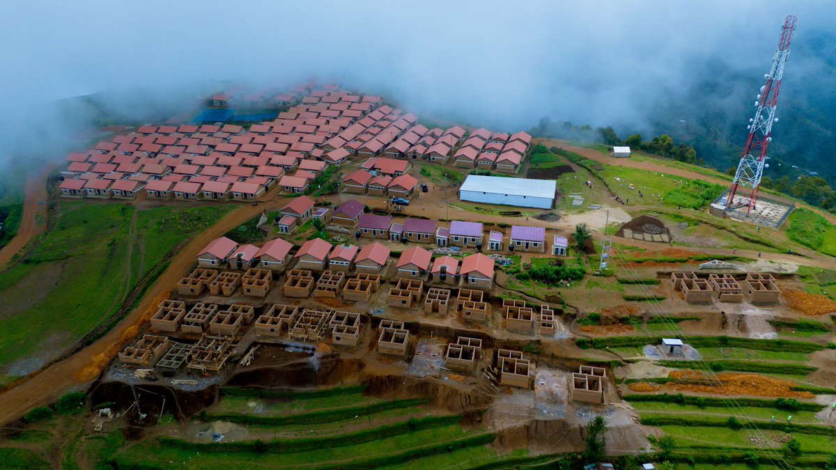Rwanda_Housing's tweet photo. Imirimo yo kubaka umudugudu w’Ikitegererezo wa Muzo (Muzo IDP model Village) uherereye mu karere ka Gakenke, uzatuzwamo imiryango isaga  300 yakuwe mu manegeka (ahantu hashobora gushyira ubuzima mu kaga), irakomeje, mu gihe imirimo yo kubaka uyu mudugudu biteganyijwe ko izaba yarangiye mu mwaka wa 2028.

Kugeza ubu, imiryango 130 niyo imaze gutuzwa muri iyo midugudu. 

Abamaze gutuzwa bashimira Leta uburyo ihora ibatekerezaho, bakavuga ko nabo inshingano zabo ari ugufata neza ayo mazu batujwemo, ndetse no guhora baharanira icyabateza imbere ndetse n’igihugu muri rusange.