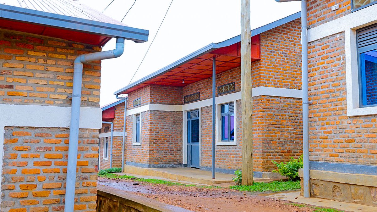 Rwanda_Housing's tweet photo. Imirimo yo kubaka umudugudu w’Ikitegererezo wa Muzo (Muzo IDP model Village) uherereye mu karere ka Gakenke, uzatuzwamo imiryango isaga  300 yakuwe mu manegeka (ahantu hashobora gushyira ubuzima mu kaga), irakomeje, mu gihe imirimo yo kubaka uyu mudugudu biteganyijwe ko izaba yarangiye mu mwaka wa 2028.

Kugeza ubu, imiryango 130 niyo imaze gutuzwa muri iyo midugudu. 

Abamaze gutuzwa bashimira Leta uburyo ihora ibatekerezaho, bakavuga ko nabo inshingano zabo ari ugufata neza ayo mazu batujwemo, ndetse no guhora baharanira icyabateza imbere ndetse n’igihugu muri rusange.