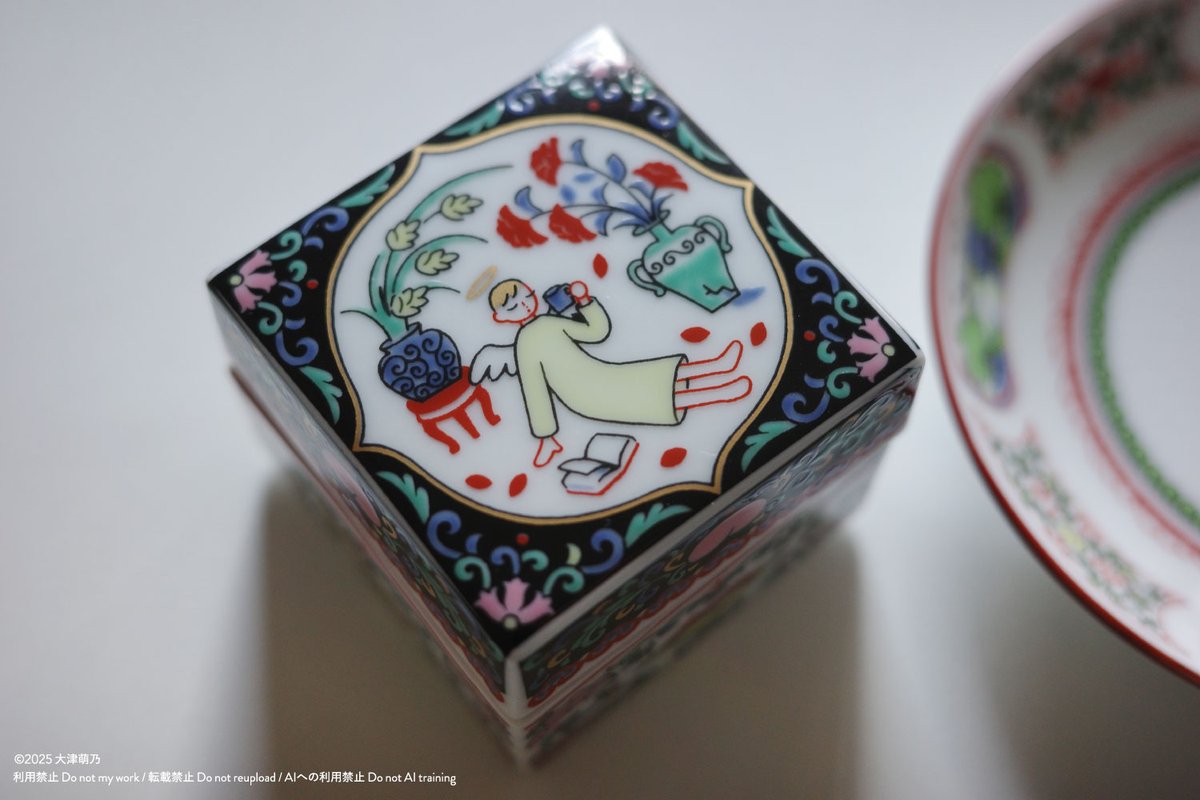 ootsumoeno's tweet image. 有田焼の試作が届いた　小さな蓋物と小皿です🪽👻