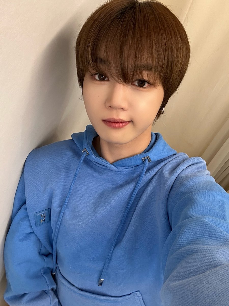 YOUNITE_twt's tweet photo. 파랑파랑한 날씨 🌀🌀

#은호 #EUNHO https://t.co/VZQ5vw4AgB