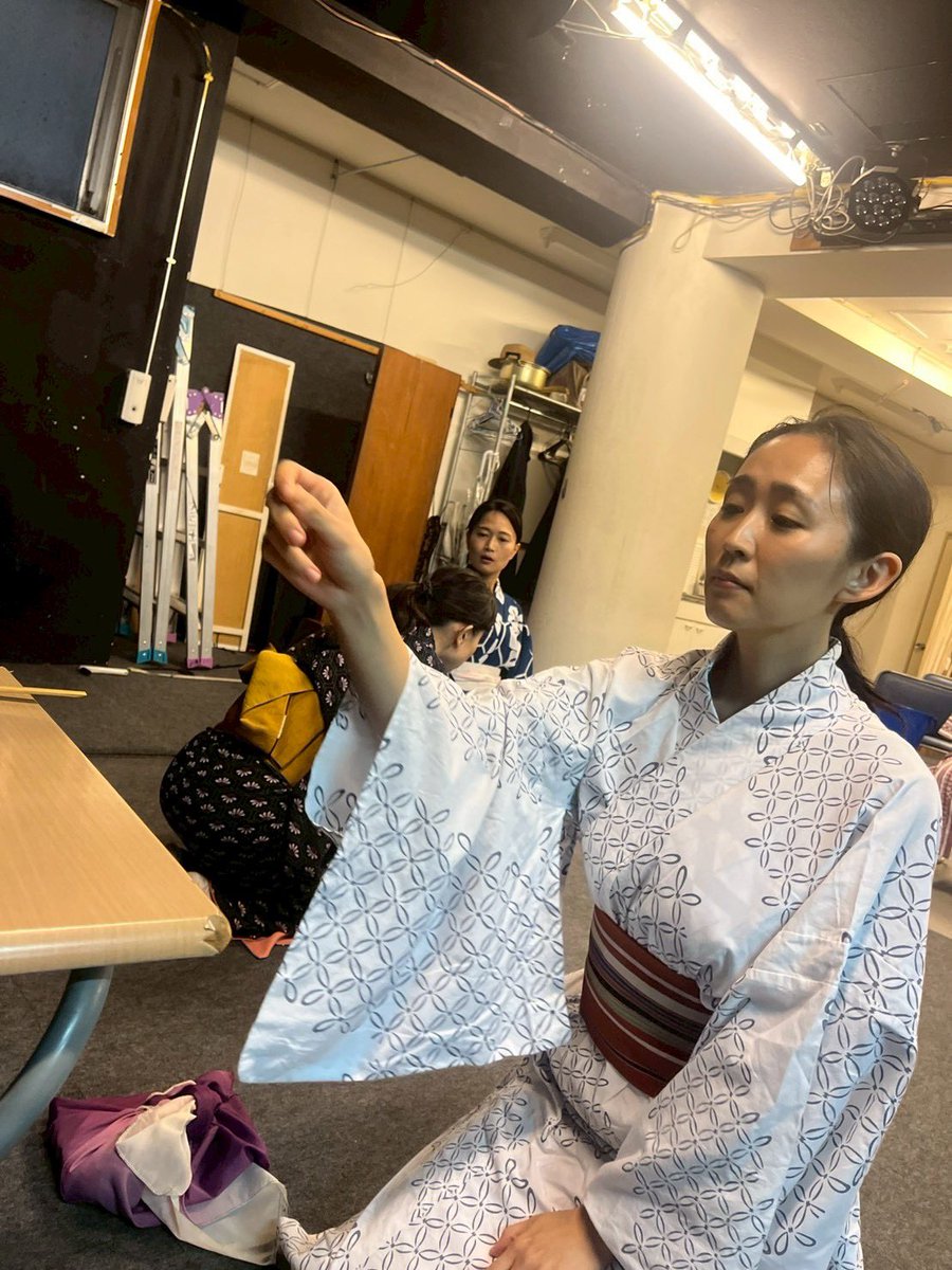 【井上ひさし「頭痛肩こり樋口一葉」】
中野八重を演じる斉藤沙紀さんが、『星列車で行こう』大阪松竹座公演が終わり、翌日から合流！　読み合わせ以来の全員集合、ということで集合写真。海老沢栄さんの人形も徐々に出来上がって来ています。#樋口一葉 #井上ひさし #ドナルカパッカーン