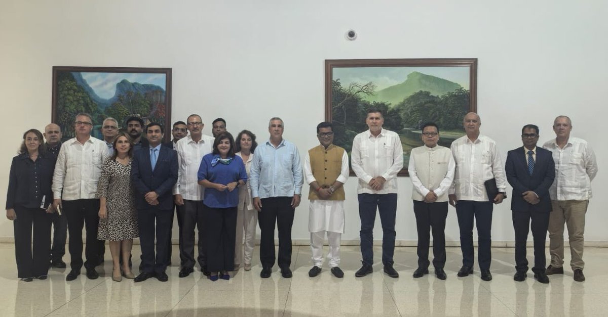 En el encuentro sostenido con el Ministro de Estado para Asuntos Exteriores y Textiles de la #India, analizamos la potencialidades para incrementar la cooperación en sectores de la Educación, Salud, Deporte, Turismo, Biotecnología,  entre otros. #UnidosXCuba
