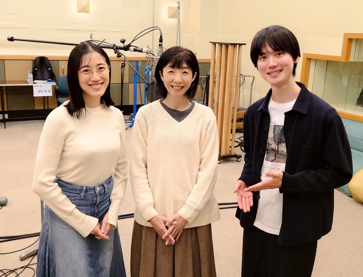 『人魚が逃げた』がNHK FMでラジオドラマになります🧜‍♀️
収録見学でのスリーショット。友治役の田中亨さん＆理世役の仙名彩世さんと。昨年同番組で放送された『月の立つ林で』でも田中さんがタケトリ・オキナ役、仙名さんがmina役を演じてくださったご縁。豪華キャスト陣、皆さん素敵なのでぜひ！📻