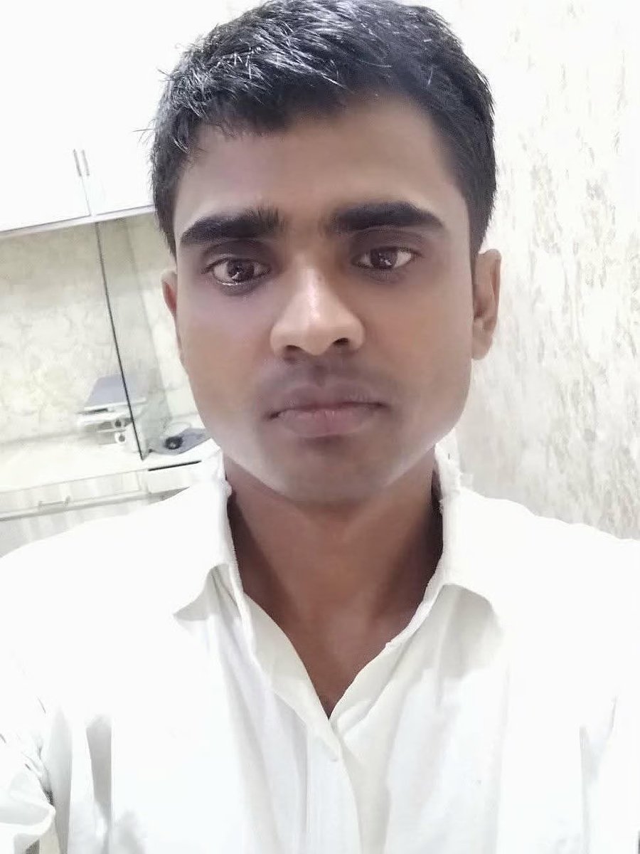 Dinesh Mishra, 35, had built a modest life in Delhi, working at a printing press on Nai Sadak.

On Monday evening, he was returning from Kashmiri Gate when the blast caught him near the Red Fort.

Back home his family waited for a call that never came.

newslaundry.com/2025/11/11/fri…