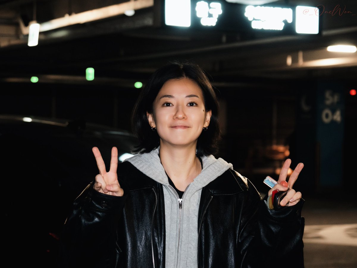 20251111 <하얀 차를 탄 여자> GV퇴근
Q:감독님 븨✌🏼말고 다른 포즈는 없어요?
A:없어요!
#고혜진 
#하얀차를탄여자