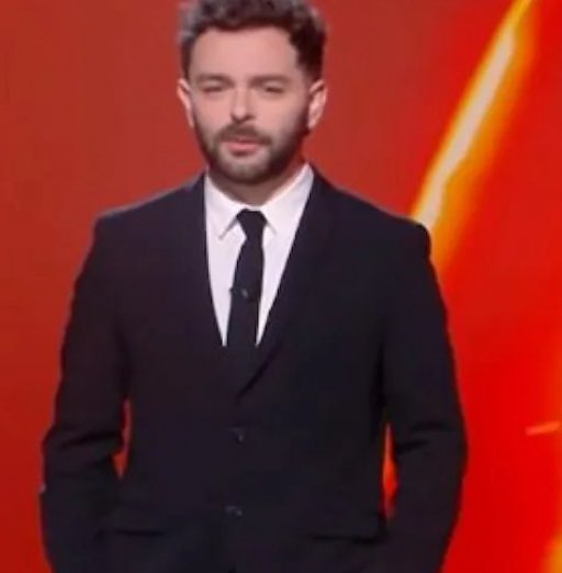 "Sì non sono morto, lo dico perché magari qualcuno di voi se l'è chiesto o magari non mi conoscete. Allora vi racconto la mia storia…

19 anni, studente fuori sede, che fa quasi per caso un provino a X Factor e finisce che lo vince. Pochi giorni dopo annunciano il mio nome tra i