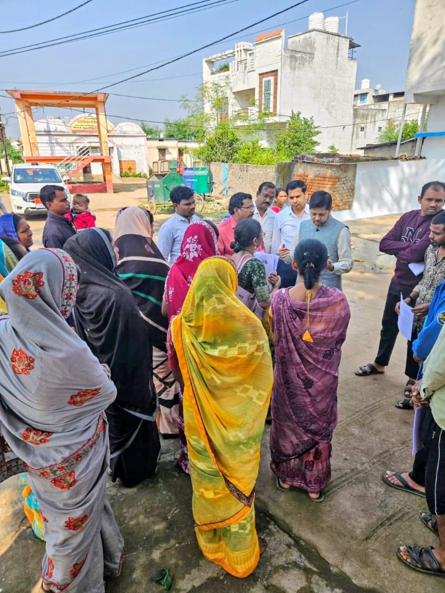 CEOChhattisgarh's tweet image. 📍छत्तीसगढ़ में प्रगति पर है विशेष गहन पुनरीक्षण अभियान (#SIR)

✍🏻60% से अधिक मतदाताओं को हो चुके हैं गणना प्रपत्र वितरित 

👉🏻जिला निर्वाचन अधिकारी दुर्ग अभिजीत सिंह (कलेक्टर) द्वारा डोर टू डोर गणना प्रपत्र वितरण की प्रगति और कार्यों का निरीक्षण किया गया।

#SIR2026 #Durg #CG
