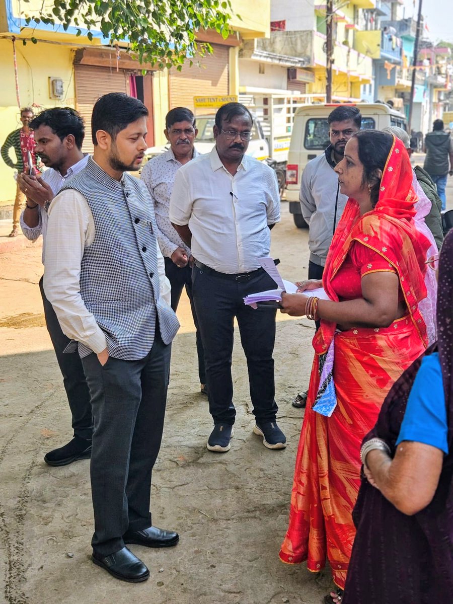 CEOChhattisgarh's tweet image. 📍छत्तीसगढ़ में प्रगति पर है विशेष गहन पुनरीक्षण अभियान (#SIR)

✍🏻60% से अधिक मतदाताओं को हो चुके हैं गणना प्रपत्र वितरित 

👉🏻जिला निर्वाचन अधिकारी दुर्ग अभिजीत सिंह (कलेक्टर) द्वारा डोर टू डोर गणना प्रपत्र वितरण की प्रगति और कार्यों का निरीक्षण किया गया।

#SIR2026 #Durg #CG