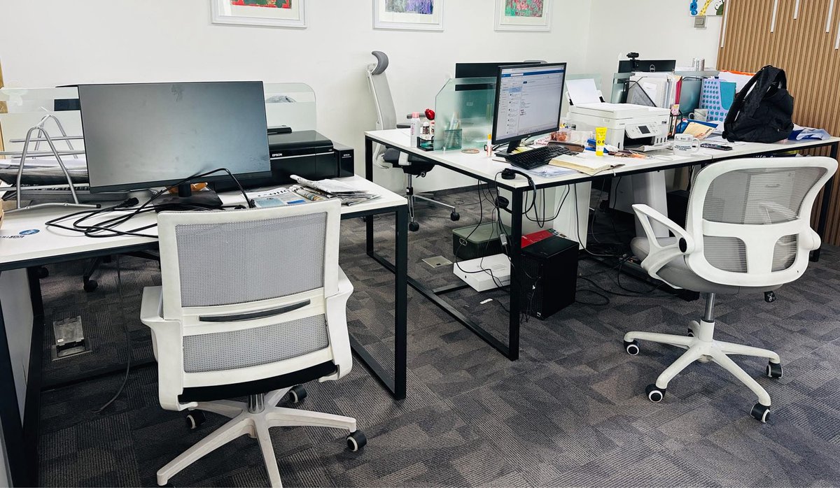 Оффис нүүж байгаа тул 2 хүний ширээ, 2 шургуулгатайгаа 600к-д зарна. Нийт 6 ширхэг байгаа. Секонд ч гэсэн бараг шинээрээ шүү. Энэ зурган дээр нийт 3 ширээ байна гэсэн үг. Сандлын цаана шургуулга нэвт харагдаж байна. 99178647 утсаар холбогдоорой.