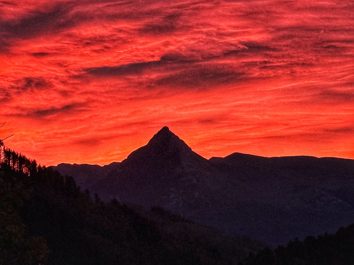 Ufaaaaaaa gaurko egunsentiarekin. Udazkeneko koloreak ikaragarriak dira, eta zein zorionekoak garen horiek gozatzeko zortea dugulako.
Egun zoriontsu bat egin dezazuela!!!