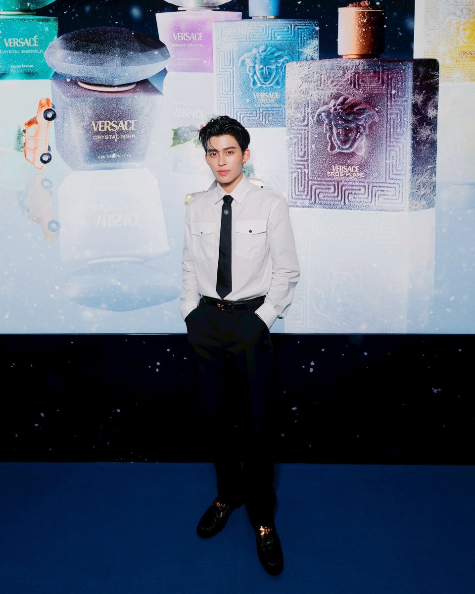 GMMTV's tweet photo. ‘ปอนด์ ณราวิชญ์’ ร่วมงาน 'Versace Fragrances Holiday Pop Up' ที่กัวลาลัมเปอร์ ประเทศมาเลเซีย เมื่อวันที่ 10 พฤศจิกายนที่ผ่านมา

Versace Fragrances Holiday Pop Up
Suria KLCC, until Nov 16.

#PondxVersaceFragrancesMY 
#VersaceFragrances 
#ppnaravit #GMMTV https://t.co/1qcnG4iZiZ