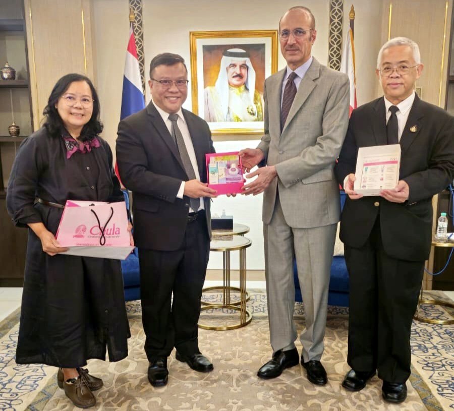 BahrainEmbTH's tweet image. اجتمع سعادة السيد خليل يعقوب الخياط سفير مملكة البحرين لدى مملكة تايلاند، في مقر السفارة مع الاستاذ الدكتور ساريتديج القائم بأعمال رئيس جامعة شولالونغكورن، والأستاذ الدكتور جايتب من مكتب الشؤون الدولية بالجامعة .