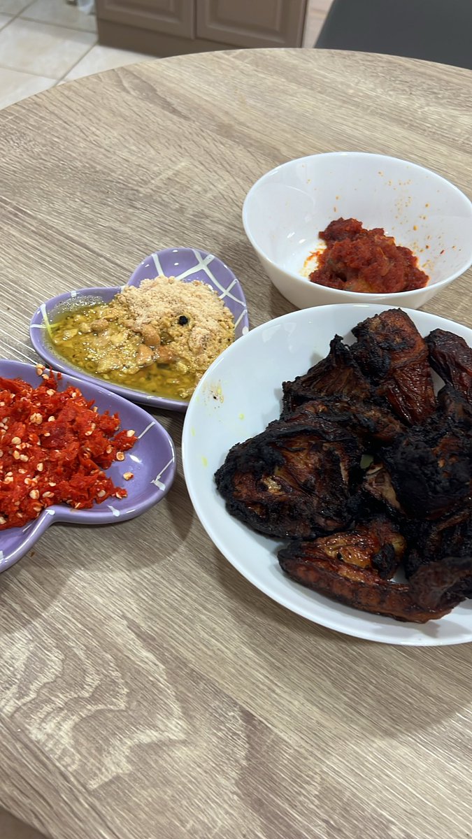 motoxs's tweet photo. Ayam madu + sambal padu + kacang gajus kisar... https://t.co/35eHXGpwdl