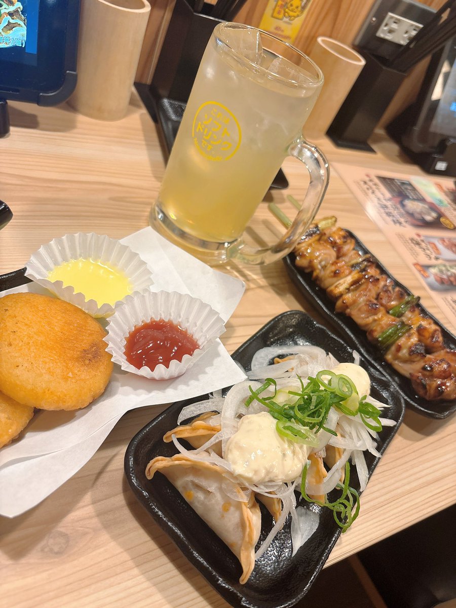 x_v6p's tweet photo. 1人飲み中(ソフトドリンクです笑) https://t.co/53whDOtpih