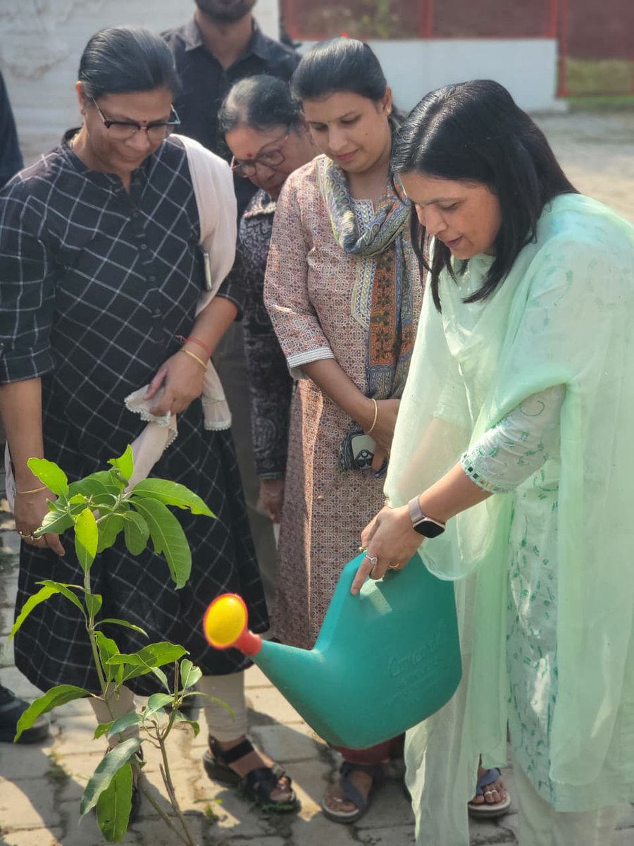 *प्राचार्य डॉ. रजनी एवं विभागाध्यक्ष डॉ. कविता के मार्गदर्शन में आज 12 नवंबर 2025 को गोविंदपुर व बिसुनपुरा, आरएचटीसी क्षेत्र में स्वास्थ्य शिविर एवं" परिवार दत्तक ग्रहण कार्यक्रम"  का आयोजन सामुदायिक चिकित्सा विभाग द्वारा किया गया।*
#DGME
#DM
#FamilyAdaptationProgramme
<a href="/MeUPGovt/">Medical Education Uttar Pradesh</a>