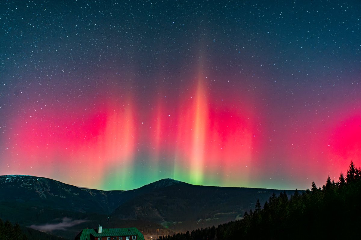 Pár zpracovaných fotografií nádherné polární záře, kterou se mi povedlo zachytit dnes mezi 01:30 až 04:00 nad ránem v  Peci pod Sněžkou v Krkonoších u Husovy boudy. Byl to zážitek jak v roce 2024. #AuroraBorealis #Krkonoše #PecPodSněžkou <a href="/CHMUCHMI/">Český hydrometeorologický ústav (ČHMÚ)</a> <a href="/VlastimilWeiner/">Vlastimil Weiner</a>